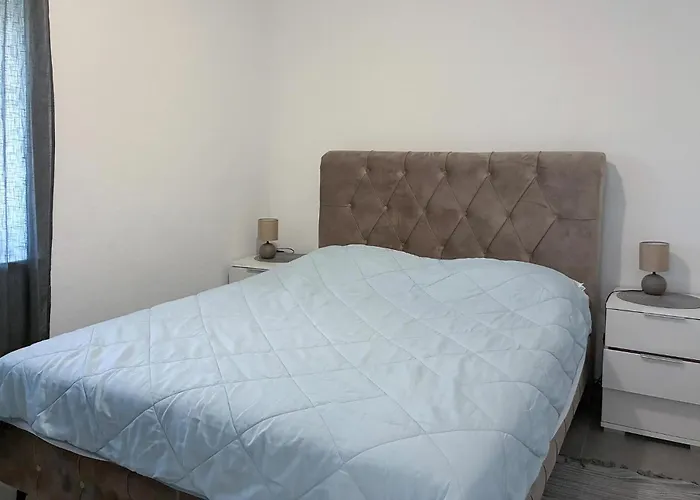 3 Bedroom Lovely In Apartment *